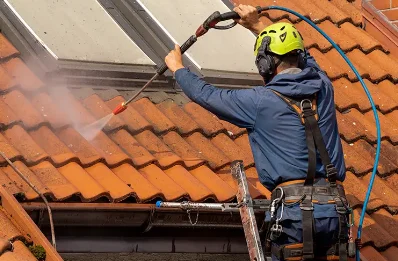 Démoussage et hydrofuge de toiture à Miolles
